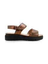 Sandalia de cuero metalizado color bronce, con tiras de ajuste con velcro y suela de PU color negro.
