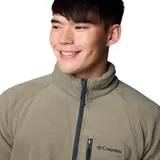 Polar de hombre Columbia Fast Trek III, color verde oliva, con cuello alto y cierre parcial frontal. Presenta un bolsillo con cierre en el pecho y parches de refuerzo en los codos.