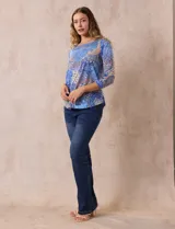 Blusa estampada marca Ruby Rd, de corte recto y mangas 3/4. Presenta aplique de crochet en el escote redondo y en la parte superior del frente.