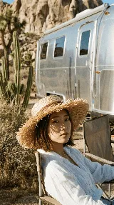 Sombrero de paja con ala ancha y borde deshilachado.