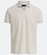 Polo de hombre color gris claro, corte confort, cuello polo, manga corta y tejido texturizado.