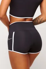 Short deportivo rojo con cintura alta y ribete blanco.