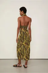 Falda midi estampada con cintura alta, fruncido, cierre cruzado, cremallera invisible y corte recto.