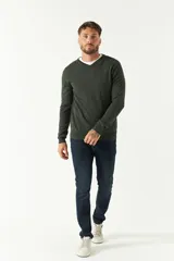 Sweater gris de algodón con cuello en V y logo bordado en el pecho.