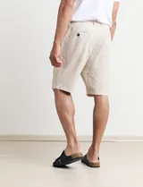 Bermuda de lino azul marino, corte recto y largo a la rodilla.