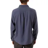 Camisa de franela azul con botones marrones, manga larga y bolsillo en el pecho. Corte clásico.