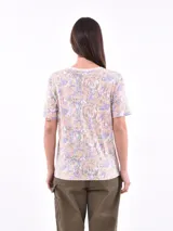 Remera blanca con estampado de ojos y pestañas en negro.