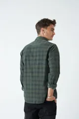 Camisa de pana a cuadros azul marino y rojo, de manga larga, con fit regular, cartera con botones y bolsillos con botones.