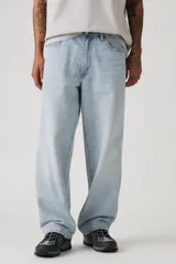 Pantalón de jean celeste, corte holgado, tiro medio, con bolsillos delanteros y traseros.
