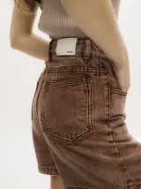 Short de denim color turquesa con diseño de tiro alto y corte recto. Confeccionado en algodón, presenta bolsillos clásicos y cierre frontal con botón metálico.