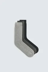 Pack de tres pares de calcetines de hombre tejidos en mezcla de algodón, con terminación acanalada. Incluye un par negro, un par gris oscuro y un par gris claro.