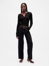 Pantalón de jean negro, de corte recto y tiro bajo.