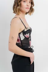 Top tipo corset con estampa floral, confeccionado en tul elástico con estructura interna y copas armadas. Breteles regulables y cierre con triple hilera de broches en espalda.