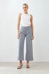 Pantalón de jean a rayas verticales azules y blancas, de corte amplio y tiro alto.