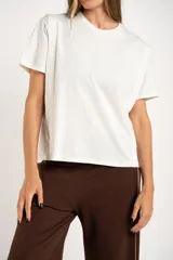 Remera blanca de algodón peinado, corte recto y mangas cortas.