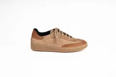 Zapatillas urbanas de cuero color taupe con detalles en terracota, cordones al tono y suela marrón.