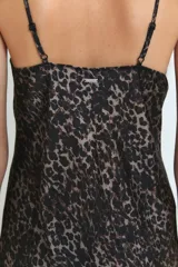 Camisón corto de tirantes finos con estampado animal print de leopardo en tonos negro y beige. Presenta escote en V ribeteado con encaje negro.
