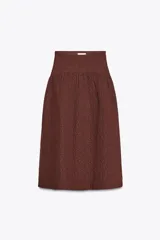 Falda midi marrón con textura, de tiro alto y cierre lateral con cremallera oculta.