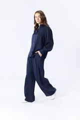 Conjunto de camisa de manga larga y pantalón palazzo azul marino.