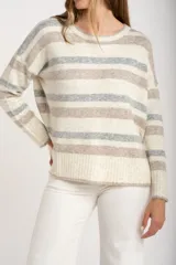 Sweater color crema con rayas horizontales en tonos marrón, bordeaux y beige.