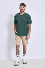 Bermuda color beige con bolsillos cargo laterales.