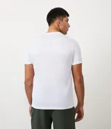 Remera deportiva blanca de poliéster, con cuello redondo, mangas cortas y recortes laterales.