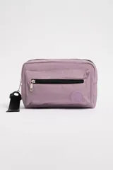 Necesser lila con cierre superior y bolsillo frontal con cierre.