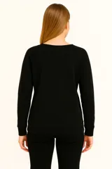 Buzo negro de algodón con cuello redondo y mangas largas.