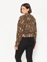 Buzo estilo bomber con estampado animal print, acceso con botones snap, largo hasta la primera cadera y logo bordado en una manga.