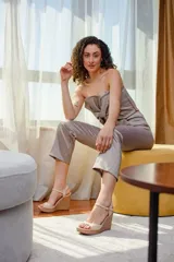 Sandalias de plataforma color lila con capellada de cuero y taco corrido cubierto de rafia.