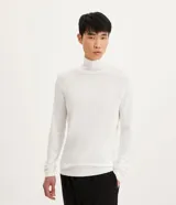 Buzo blanco de viscosa y poliéster, corte slim, manga larga y cuello alto.