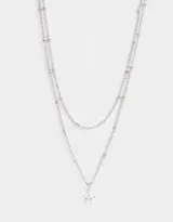Collar corto de doble cadena plateada con dije de estrella con cubic zirconia.
