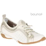 Zapatilla urbana blanca con detalles dorados, de cuero y tela calada. Cuenta con cordones, suela antideslizante Bounce® y plantilla extraíble de poliuretano con inserto de gel en el talón.