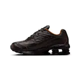 Zapatillas Nike Shox Ride 2 color negro con detalles en marrón.