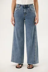 Pantalón de jean celeste de corte wide leg con terminación desflecada.