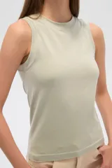 Musculosa ajustada al cuerpo, sin mangas y con cuello redondo.