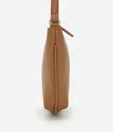 Bandolera pequeña color borgoña, de cuero sintético, con correa fina regulable y cierre superior con cremallera.