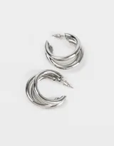 Par de aros tipo argolla dorados con múltiples aros entrelazados.