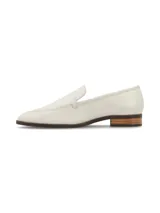 Zapato de cuero negro con diseño de líneas sencillas y terminación en punta, forrado en cuero y con suela de goma.