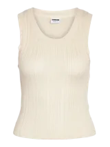 Musculosa de punto color crema, con cuello redondo y diseño acanalado.