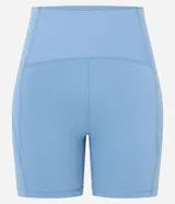 Conjunto deportivo de dos piezas, color fucsia vibrante, compuesto por un top deportivo de escote redondo y una bermuda ciclista de tiro alto.