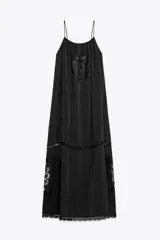 Vestido midi negro de tirantes finos con escote recto y detalle de bordados perforados a tono.