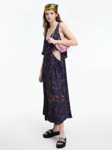 Vestido midi con estampado floral, lazo ajustable en la cadera y cut out en la cintura.