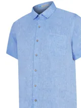 Camisa de hombre de manga corta en color lila, con tejido ligero y bolsillo en el pecho.