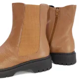 Bota de cuero color gris topo, con elásticos laterales y suela track negra.