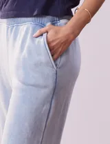 Pantalón de jogging celeste con pretina ancha elastizada acanalada, bolsillos delanteros y puños elastizados en los tobillos.