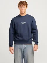 Buzo azul marino de manga larga y cuello redondo, con estampado frontal que dice "Originals Studio brought to you by Jack&Jones designed in Copenhagen".
