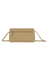 Cartera bandolera Longchamp modelo Roseau Essential, color marrón claro, confeccionada en cuero granulado, con cierre de solapa y broche de bambú.