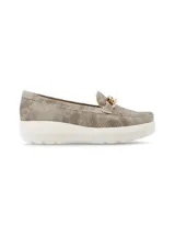 Mocasín de cuero charol negro con plataforma blanca y detalle de hebilla metálica plateada en el empeine.