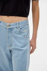 Pantalón jean slouchy de tiro medio, estilo mom, color gris oscuro con lavado suave. Presenta un bordado de estrella en el bolsillo delantero.